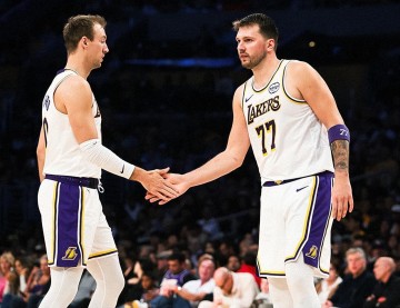 开云体育App-11分+14分+16分！联盟第1！加盟湖人不辱使命，东契奇冲冠需要你